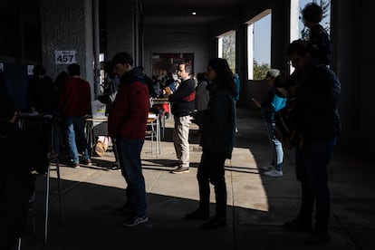 Minutos antes de las 14.00 (hora local), Carabineros informó que las comisarías han recibido cerca de 97.000 constancias de ciudadanos para excusarse de votar en la jornada electoral.