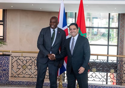 El ministro de Exteriores Británico, David Lammy (izquierda), y su homólogo marroquí, Naser Burita, este domingo en Rabat.