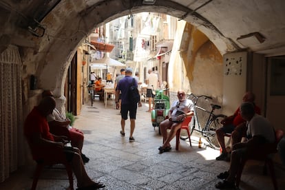La entrada del Arco Basso, la calle del centro histórico de Bari donde se venden orecchiette.