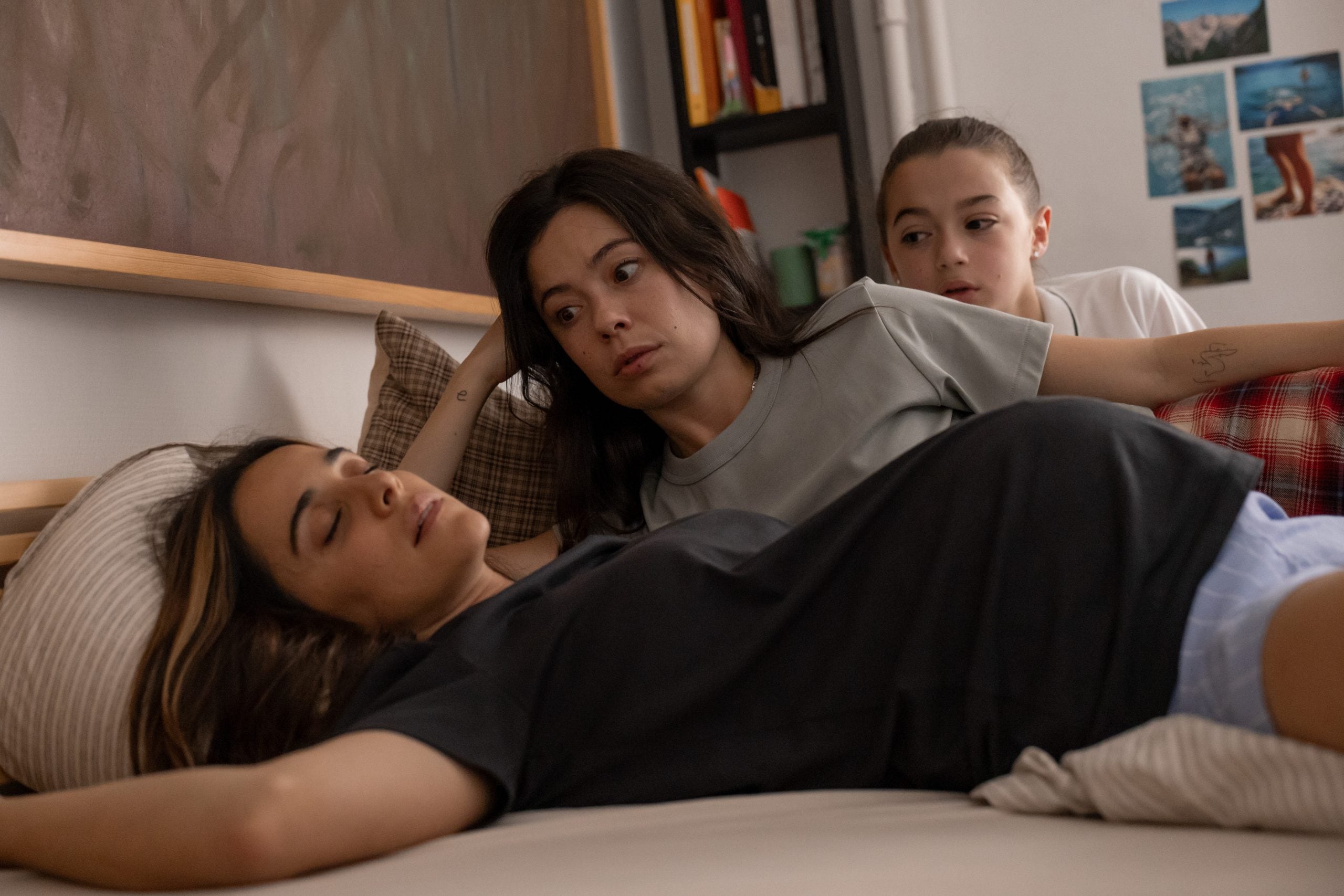 Macarena García, Anna Castillo y Sofía Otero, en 'Se tiene que morir mucha gente'.