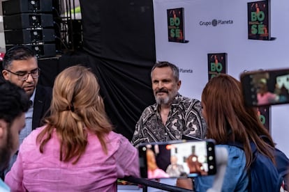 Miguel Bosé firma autógrafos a sus admiradores.