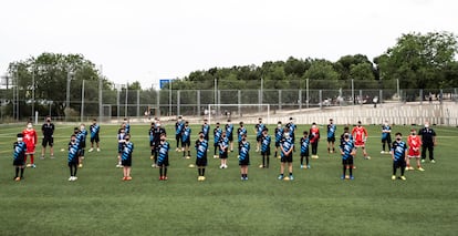 Foto de familia de algunos de los equipos del club de fútbol Santiago Apóstol, en Villaverde Bajo.