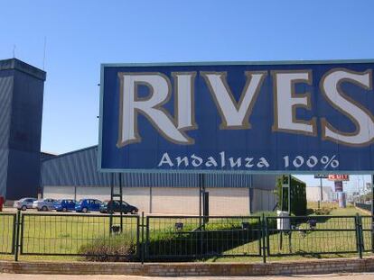 Entrada a la destiler&iacute;a de Rives en el Puerto de Santa Mar&iacute;a, en C&aacute;diz.