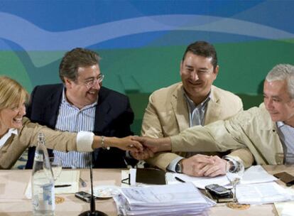 García Pelayo saluda a Arenas en presencia de Zoldo y Sanz durante el comité ejecutivo que ayer celebró el PP