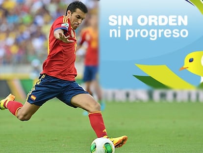 Pedro dispara durante el duelo ante Italia.