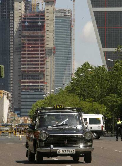 Cuando este taxi daba servicio en Madrid el trazado y el paisaje del Paseo de la Castellana nada tenía que ver con el actual. Su color negro con los destellos rojos en los laterales formó parte del callejero de Madrid durante muchos años. Todavía en los ochenta quedaba algún raro ejemplar circulando por la capital. Ahora son pieza de museo.