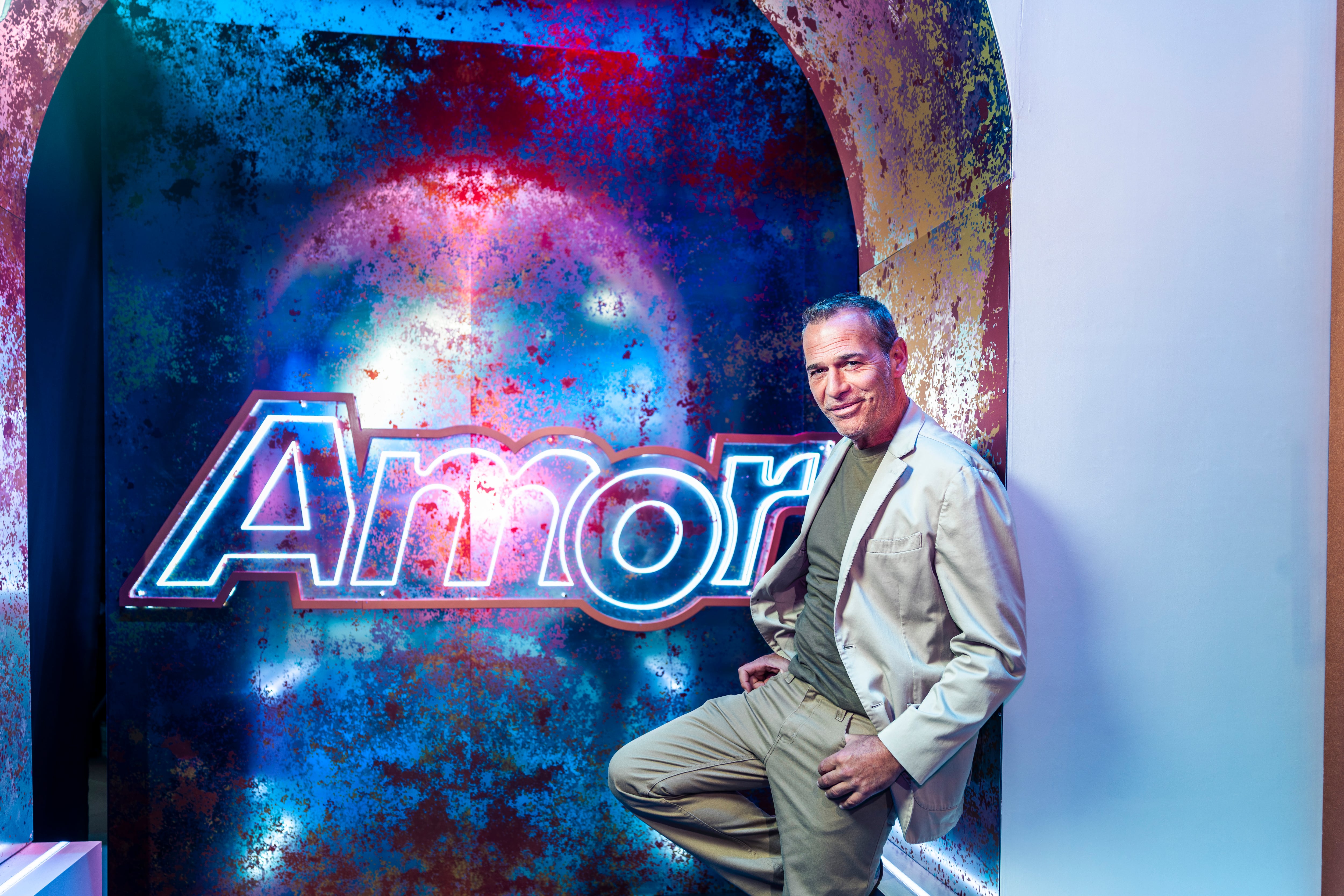 El actor, modelo y presentador, Carlos Lozano, en el plató de 'Amor...¡o lo que surja!'.