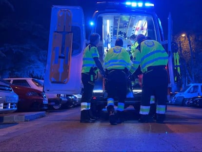 Un momento del traslado del joven agredido en ambulancia.