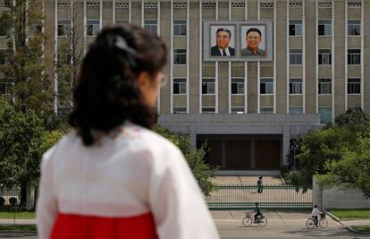 Los retratos de los líderes norcoreanos Kim Il Sung y Kim Jong Il en la fachada de un edificio del gobierno en Pyongyang.