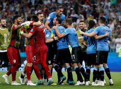 Los jugadores de Uruguay celebran el pase a la siguiente ronda.