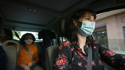 Rosa María Zarco lleva a sus hijas al colegio, situado en una zona no restringida de Fuenlabrada.