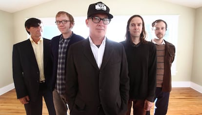 Kurt Wagner (con gorra), junto a los miembros estables de Lambchop. 