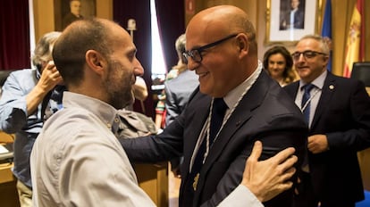 Manuel Baltar saluda a Gonzalo Pérez Jácome tras ser elegido presidente de la Diputación de Ourense gracias a su apoyo.