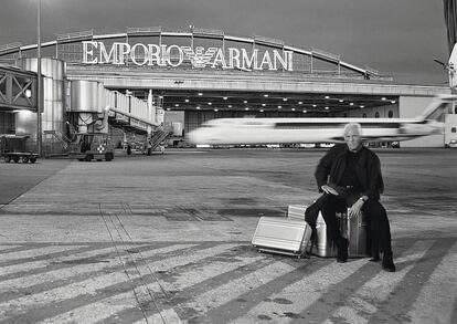 Giorgio Armani delante de su hangar en Linate.