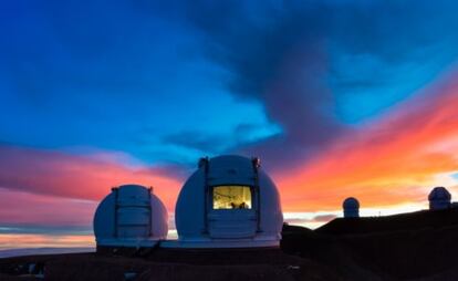 Los dos telescopios Keck, de espejo principal de 10 metros de di&aacute;metro, en el Observatorio de Mauna Kea (Hawai).