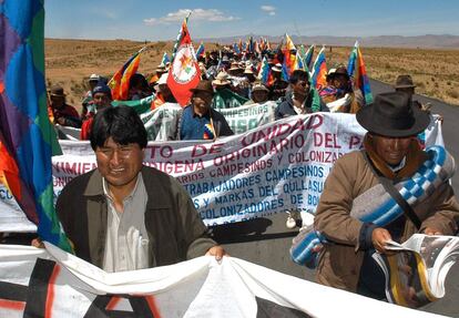 El presidente del Movimiento Al Socialismo (MAS), el brazo político de los productores de hoja de coca, Evo Morales (izda.), marcha junto a más de 4.000 campesinos por el altiplano boliviano, para exigir al Congreso que apruebe una reforma petrolera que permita al Estado recuperar la propiedad de los hidrocarburos, en manos de empresas trasnacionales.