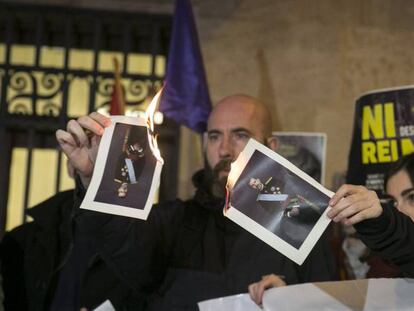 Crema de fotos del rei Felip VI per part d'activistes i polítics de la CUP com a protesta per les detencions.