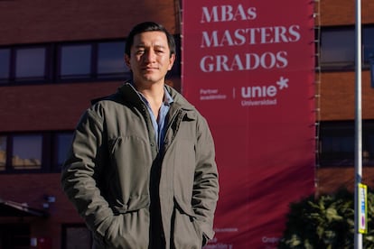 Diego Guzmán, de Costa Rica, ante la sede de la escuela de negocios EAE en Madrid, el pasado 17 de enero. 