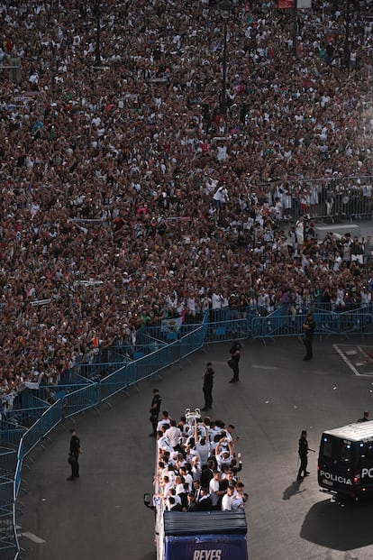 Los jugadores del Real Madrid a su llegada en autobús a la Plaza de Cibeles para celebrar con los aficionados su victoria en la final de la Liga de Campeones.
