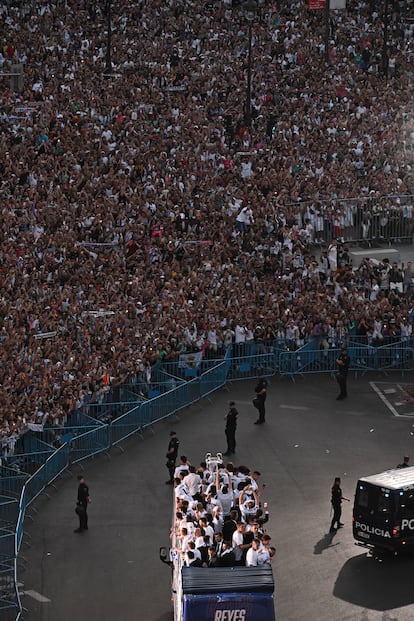 Los jugadores del Real Madrid a su llegada en autobús a la Plaza de Cibeles para celebrar con los aficionados su victoria en la final de la Liga de Campeones.