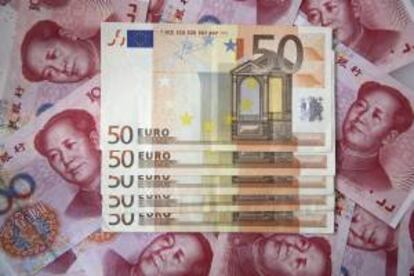 Vista de billetes de Euro encima de Yuans chinos (RMB). EFE/Archivo