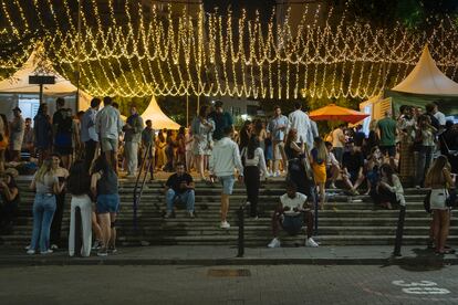 Ciudadanos en la calle en Santander durante la celebración de la Semana Grande.