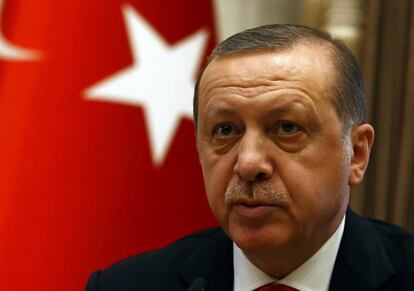 El presidente turco, Recep Tayyip Erdogan tras una reuni&oacute;n con la primera ministra brit&aacute;nica, Theresa May, el 28 de enero de 2017. 