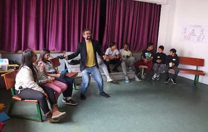 Ángel Perabá, de The Cross Border Project, junto a los alumnos de sexto de primaria del colegio República de Chile, el pasado lunes.