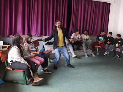 Ángel Perabá, de The Cross Border Project, junto a los alumnos de sexto de primaria del colegio República de Chile, el pasado lunes.