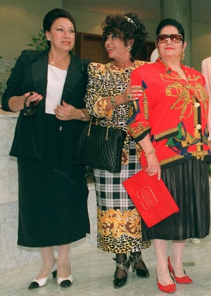 Marujita Diaz acompanyada de Macarena del Río (esquerra) i Juanita Reina, en la presentació de l'espectacle 'Sevilla y la copla'. 6 d'octubre del 1993.