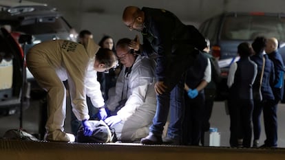 Agentes de la Guardia Civil investigan el garaje donde se encontró el cuerpo del piloto ruso Maxim Kuzmínov, el 13 de febrero en La Vila Joiosa (Alicante).