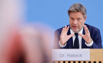 Robert Habeck, ministro alemán de Economía y Clima, presentando en rueda de prensa este miércoles por la tarde en Berlín las previsiones económicas de otoño de su Gobierno.