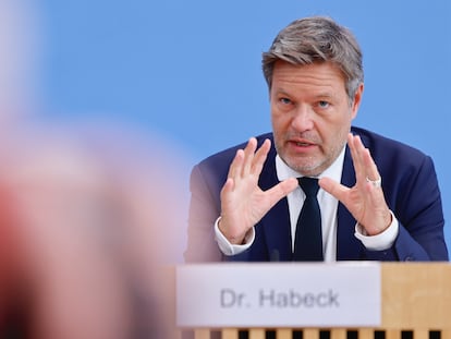 Robert Habeck, ministro alemán de Economía y Clima, presentando en rueda de prensa este miércoles por la tarde en Berlín las previsiones económicas de otoño de su Gobierno.