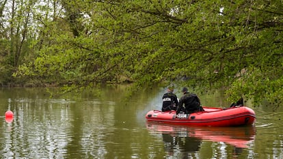 Un equipo subacuático del Grupo Especial de Operaciones (GEO) de la Policía Nacional durante la búsqueda este viernes del joven de 16 años desaparecido el jueves por la tarde en el río Carrión a su paso por Palencia mientras se bañaba junto a un grupo de amigos.
