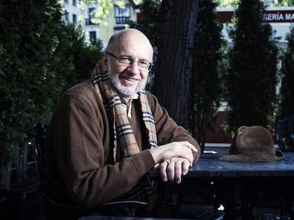 Daniel Samper, periodista y escritor, en la terraza del Caf&eacute; Gij&oacute;n.
