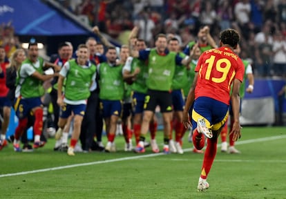 Lamine Yamal celebra un gol en la semifinal contra Francia.