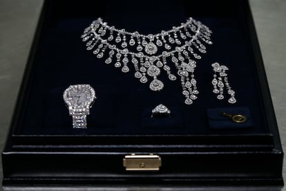 Parte de las joyas regaladas por la familia real saudí a los Bolsonaro son expuestas el miércoles en el aeropuerto de Guarulhos, donde fueron confiscadas en 2021. 