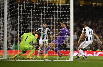 Ronaldo anota su tercer gol ante la Juventus de Turín en la final de la Champions celebrada en Cardiff, el 3 de junio de 2017.