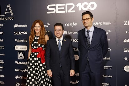 Desde la izquierda, Pilar Gil, vicepresidenta de Prisa; Pere Aragonès, presidente de la Generalitat de Cataluña, y Joseph Oughourlian, presidente de Prisa, posan durante el 'photocall'.