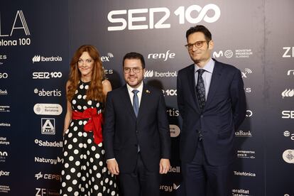 Desde la izquierda, Pilar Gil, vicepresidenta de Prisa; Pere Aragonès, presidente de la Generalitat de Cataluña, y Joseph Oughourlian, presidente de Prisa, posan durante el 'photocall'.