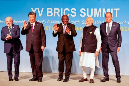 Desde la izquierda, los mandatarios Luiz Inácio Lula da Silva (Brasil),  Xi Jinping (China), Cyril Ramaphosa (Sudáfrica), Narendra Modi  (India) y el ministro de Exteriores ruso, Serguéi Lavrov, en la cumbre de los BRICS en Sudáfrica