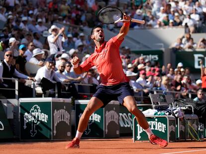 Dokovic celebra un punto durante el partido contra Davidovich en la pista Philippe Chatrier de Roland Garros.