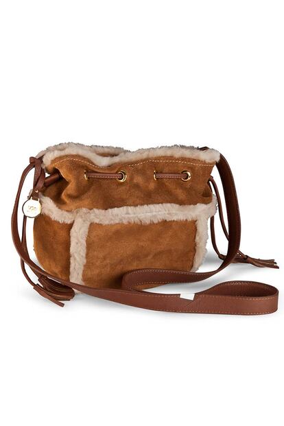 Saco de ante marrón con bordes de pelo. Es de UGG Australia (189 euros).