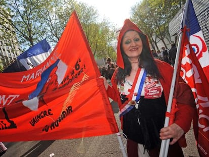 Una manifestante disfrazada de Marianne en la marcha este domingo.