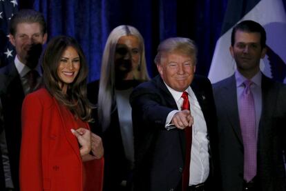 El magnate Donald Trump, candidato republicano a la presidencia de los Estados Unidos, llega con su mujer Melania y miembros de su familia a Des Moines, en el Estado de Iowa, tras conocer los resultados.