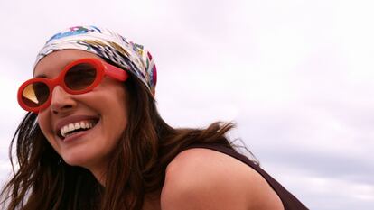 Eugenia Silva con las gafas diseñadas por ella misma.