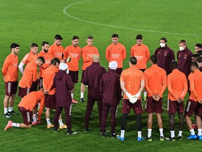 Charla de Zidane este martes en el último entrenamiento en Bérgamo antes del partido contra el Atalanta.