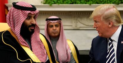 El pr&iacute;ncipe heredero saud&iacute;, Mohamed bin Salm&aacute;n, y el presidente de EE UU, Donald Trump, en el despacho oval de la Casa Blanca, el pasado 20 de marzo.