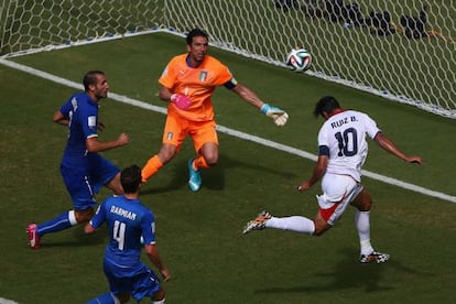 Bryan Ruiz marca el &uacute;nico gol para Costa Rica ante Italia.