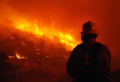 Un bombero observa el incendio en el valle Leona, al noroeste de Los Angeles. Las llamas han arrasado 800 hectáreas. Alrededor de 600 bomberos trabajan en las labores de extinción, en un área donde residen unas 2.200 personas.